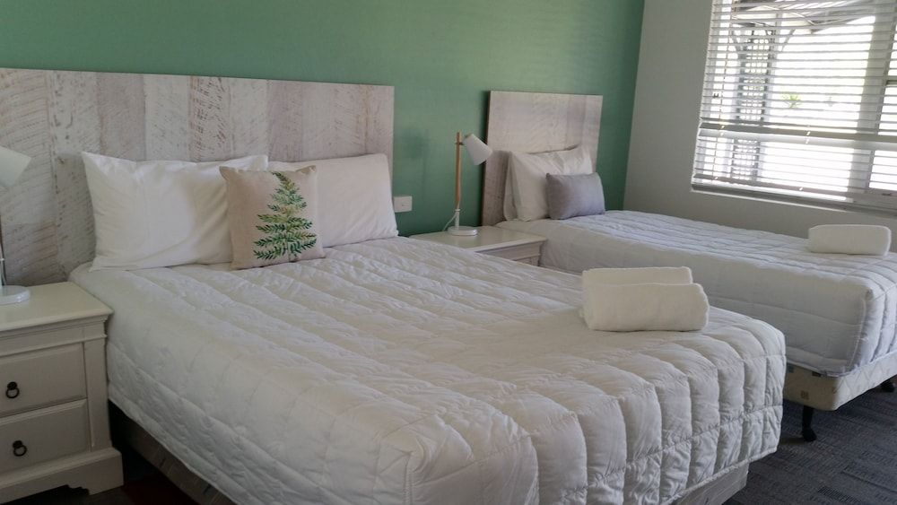 Karuah Gardens Motel Deluxe Family Room 2