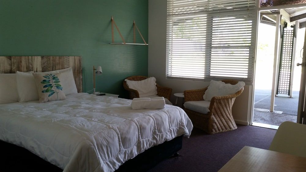 Karuah Gardens Motel Deluxe Queen Room 9