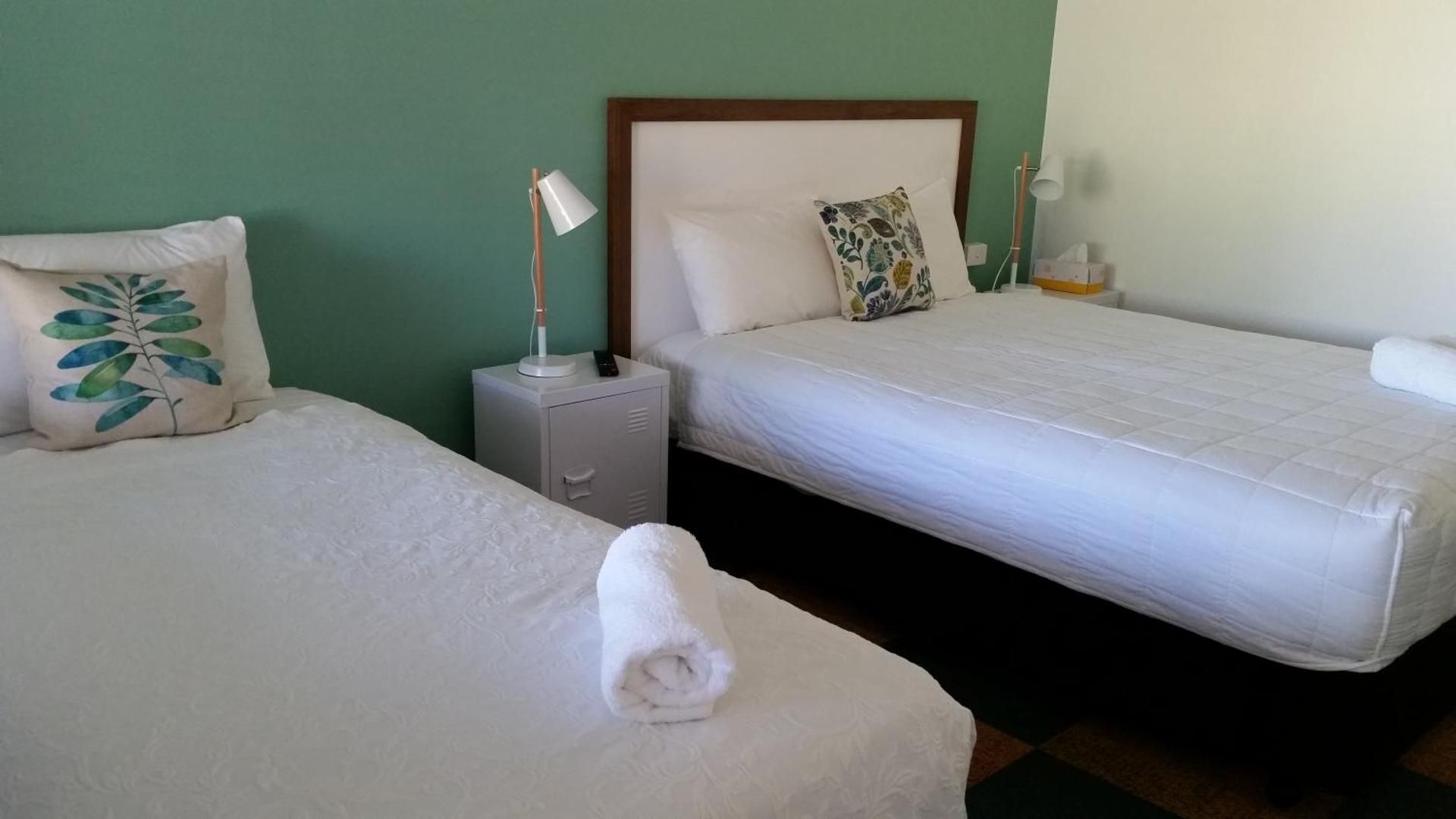 Karuah Gardens Motel Deluxe Twin Room 4