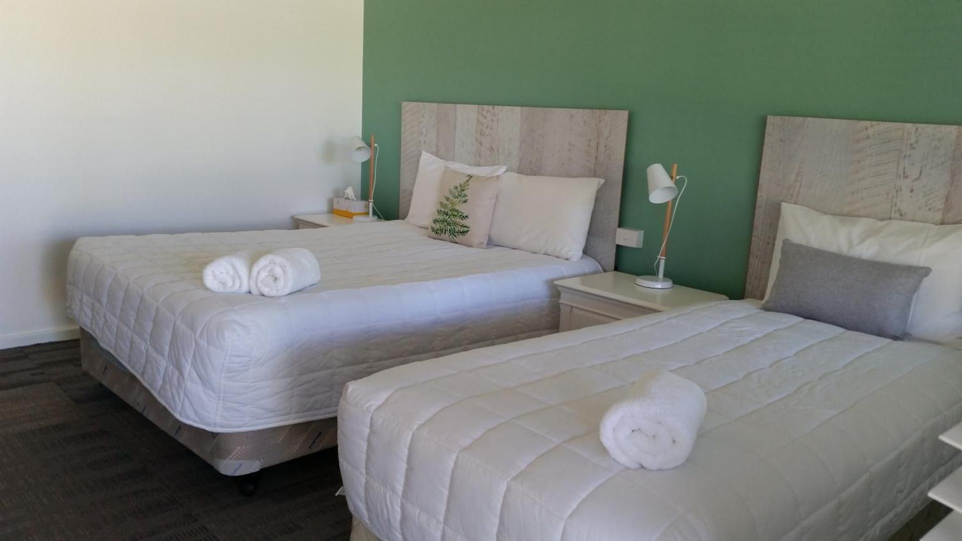 Karuah Gardens Motel Deluxe Twin Room 5