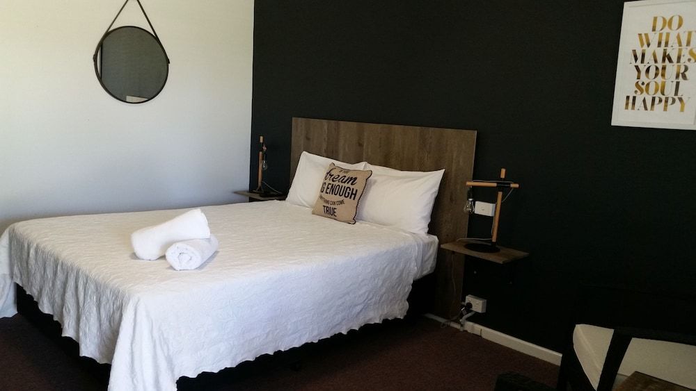 Karuah Gardens Motel Deluxe Queen Room 12