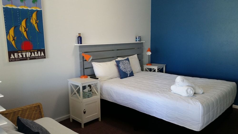 Karuah Gardens Motel Deluxe Queen Room 2