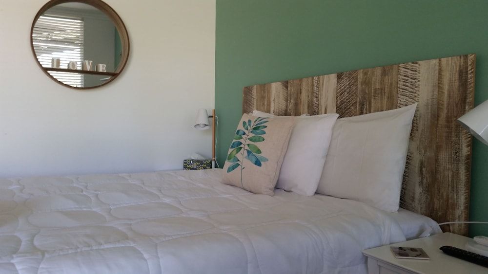 Karuah Gardens Motel Deluxe Queen Room 3