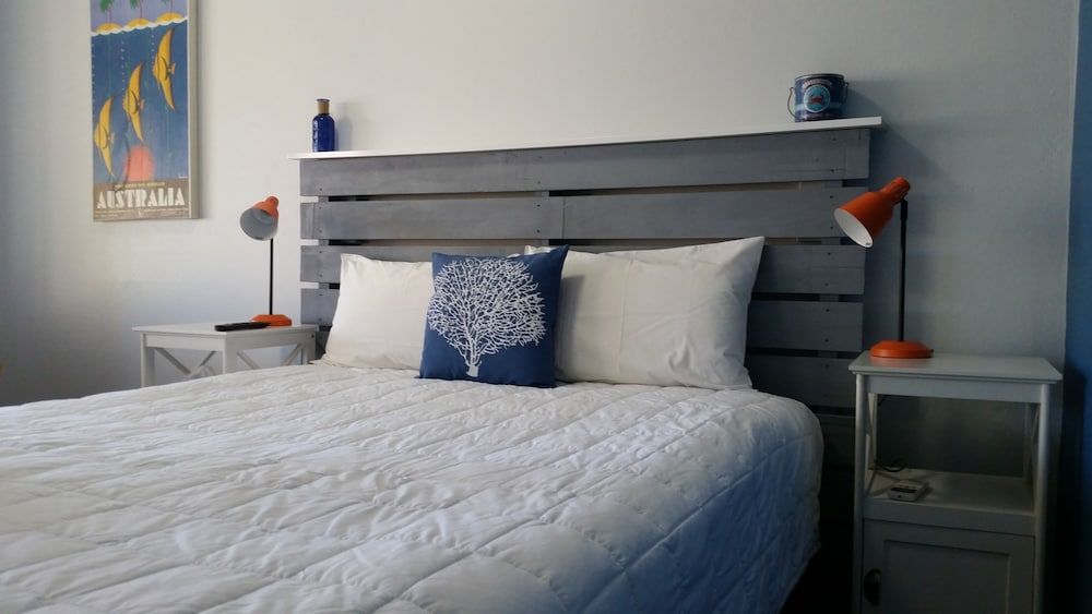 Karuah Gardens Motel Deluxe Queen Room 10