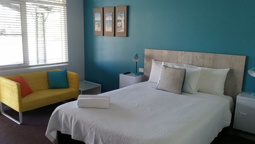 Karuah Gardens Motel Deluxe Queen Room 8