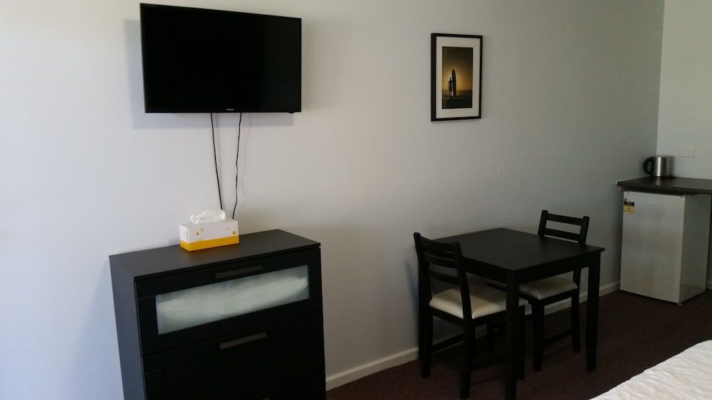 Karuah Gardens Motel Deluxe Queen Room 15