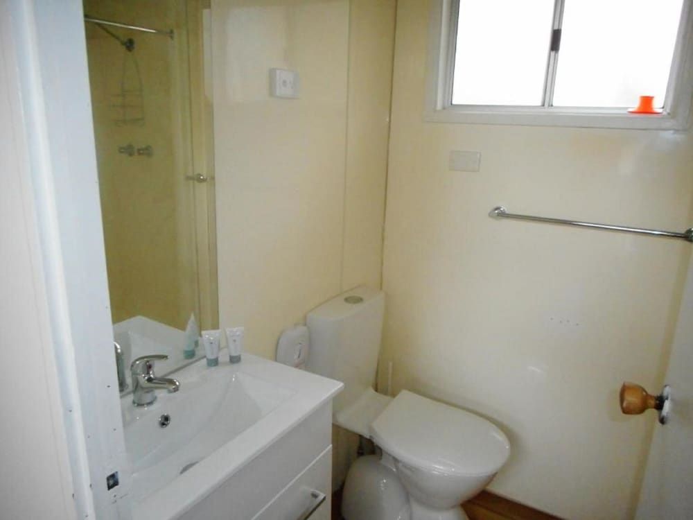 High Country Holiday Park Budget Ensuite Cabin (4 Berth) 4