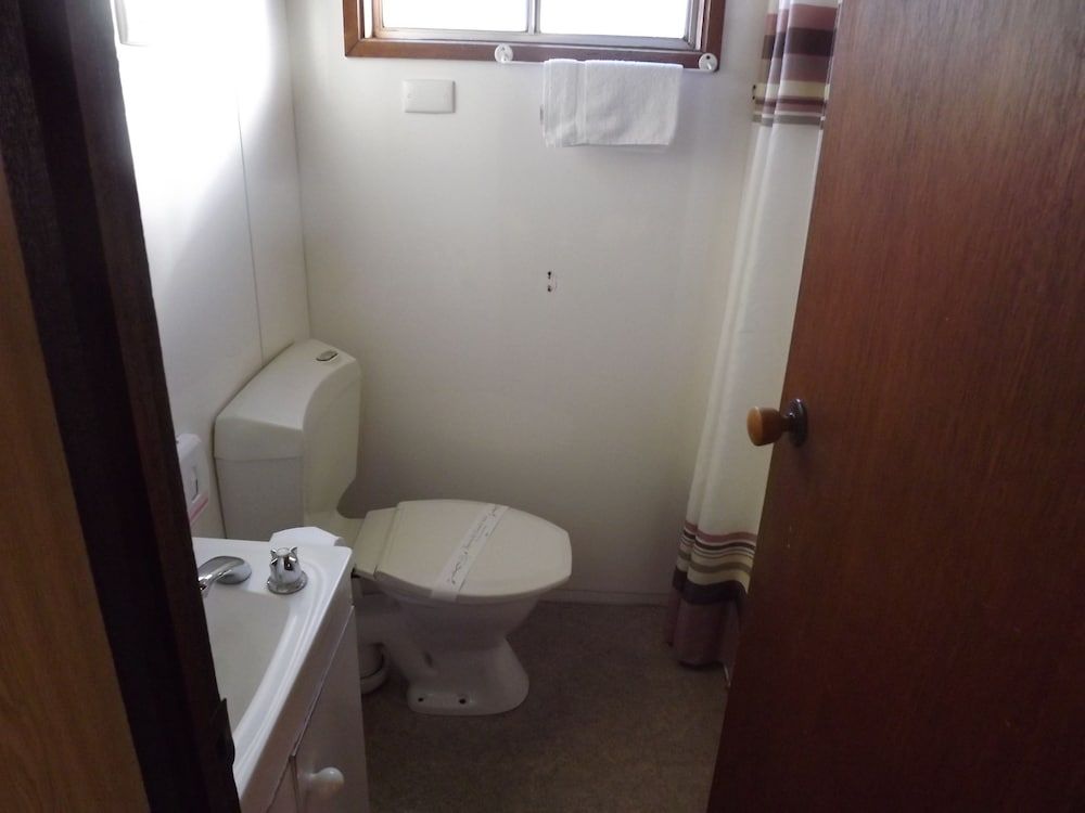 High Country Holiday Park Budget Ensuite Cabin (4 Berth) 3
