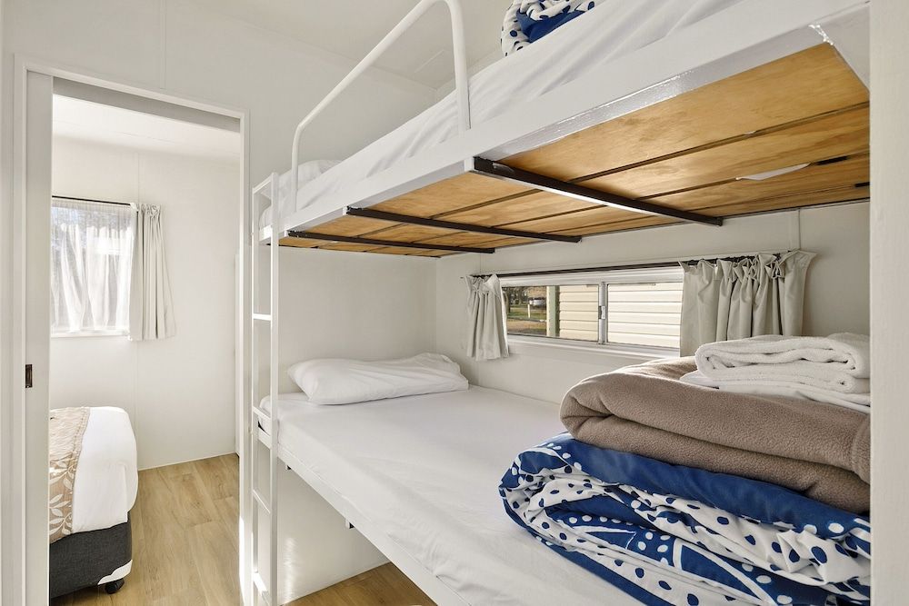 High Country Holiday Park Budget Ensuite Cabin (4 Berth) 2