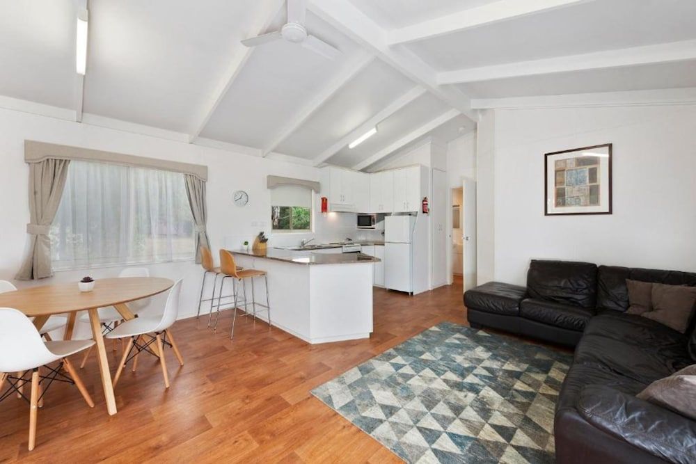 High Country Holiday Park Deluxe Three Bedroom Cabin (6 Berth) 9