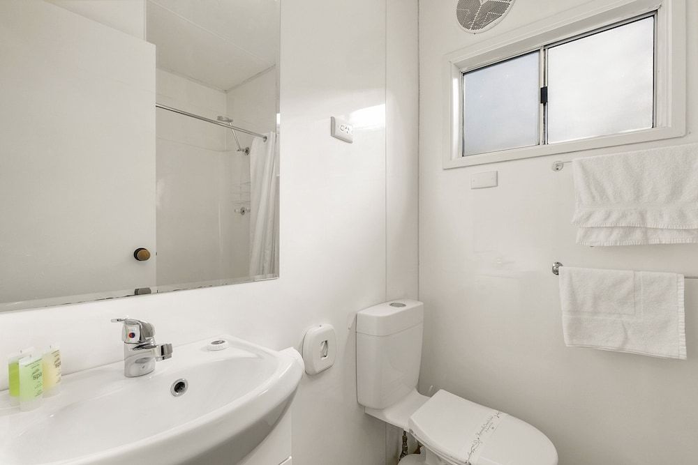 High Country Holiday Park Budget Ensuite Cabin (4 Berth) 5