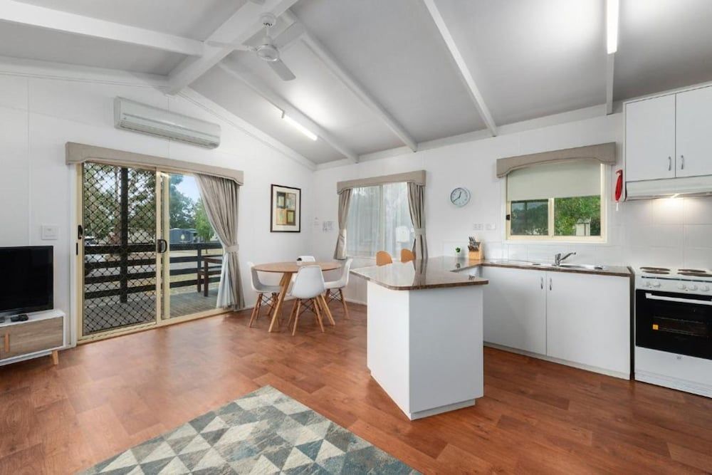 High Country Holiday Park Deluxe Three Bedroom Cabin (6 Berth) 6