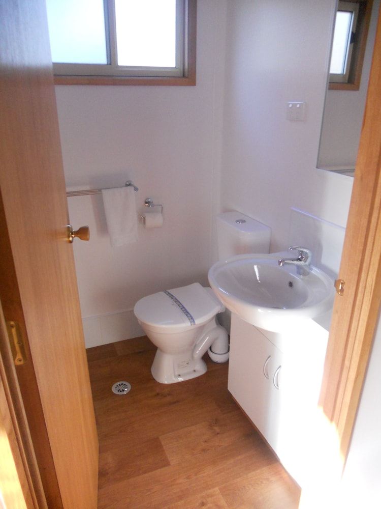 High Country Holiday Park Deluxe Three Bedroom Cabin (6 Berth) 10