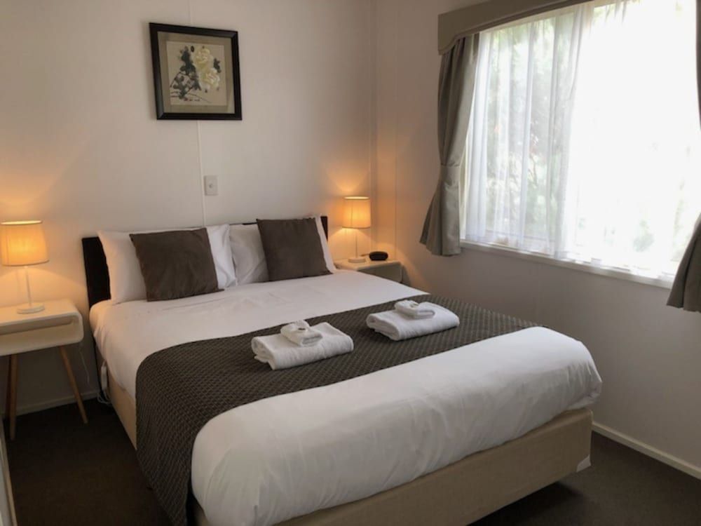 High Country Holiday Park Deluxe Three Bedroom Cabin (6 Berth) 2