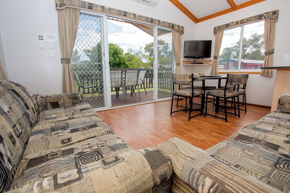 BIG4 Bendigo Park Lane Holiday Park Family Cabin (Sleeps 9) 3