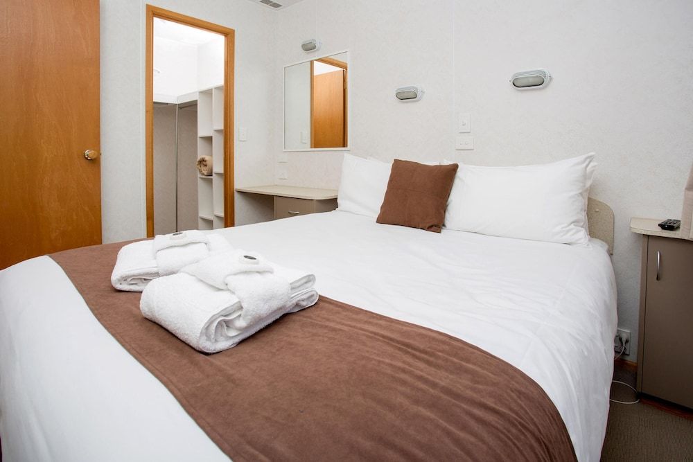 BIG4 Bendigo Park Lane Holiday Park Family Cabin (Sleeps 6)