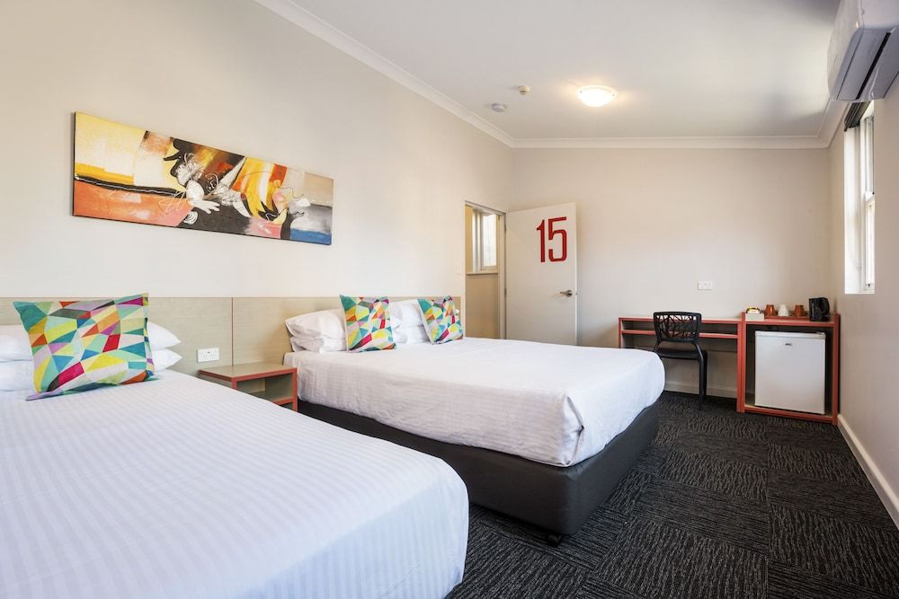Granville Hotel Economy Twin Queen with Shared Facilities 2