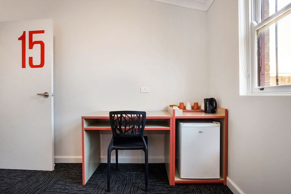 Granville Hotel Economy Twin Queen with Shared Facilities 9