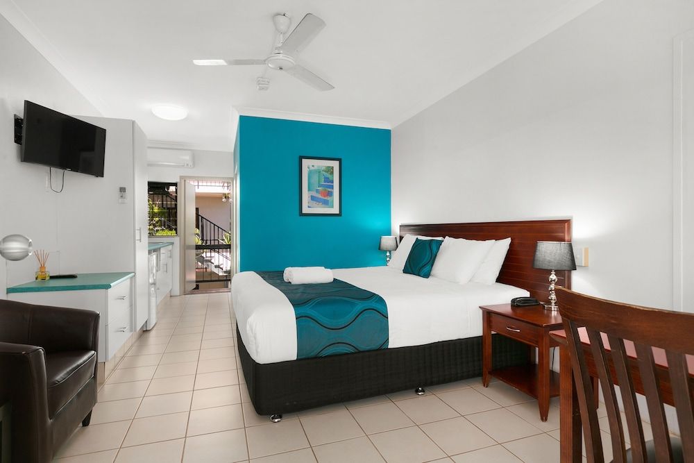 Cairns City Palms Superior King Suite 2