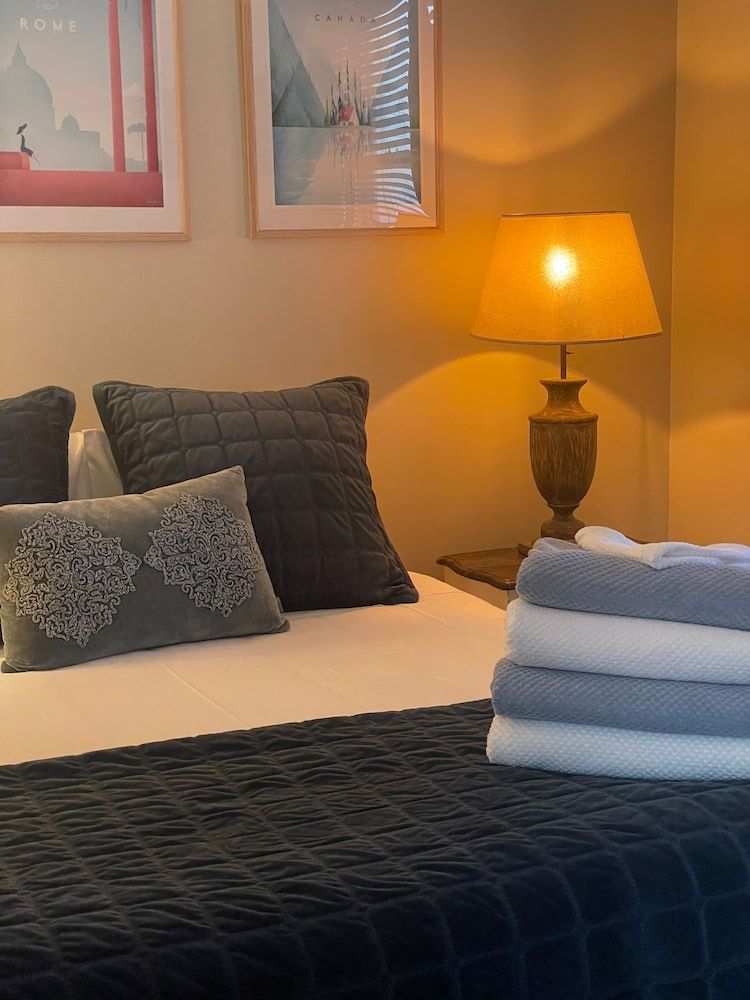 CocknBull Boutique Hotel Executive 2 Bedroom Henry Charles Suite 3