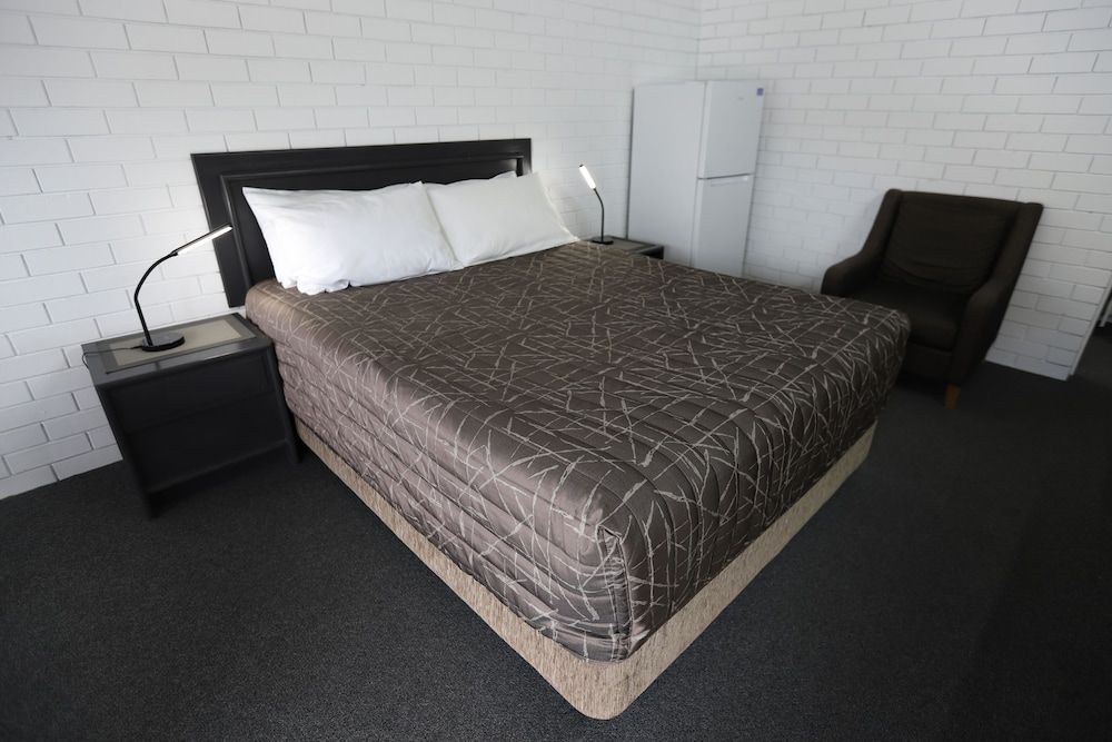 The Town House Motor Inn Business Room, 1 King Bed, Ensuite