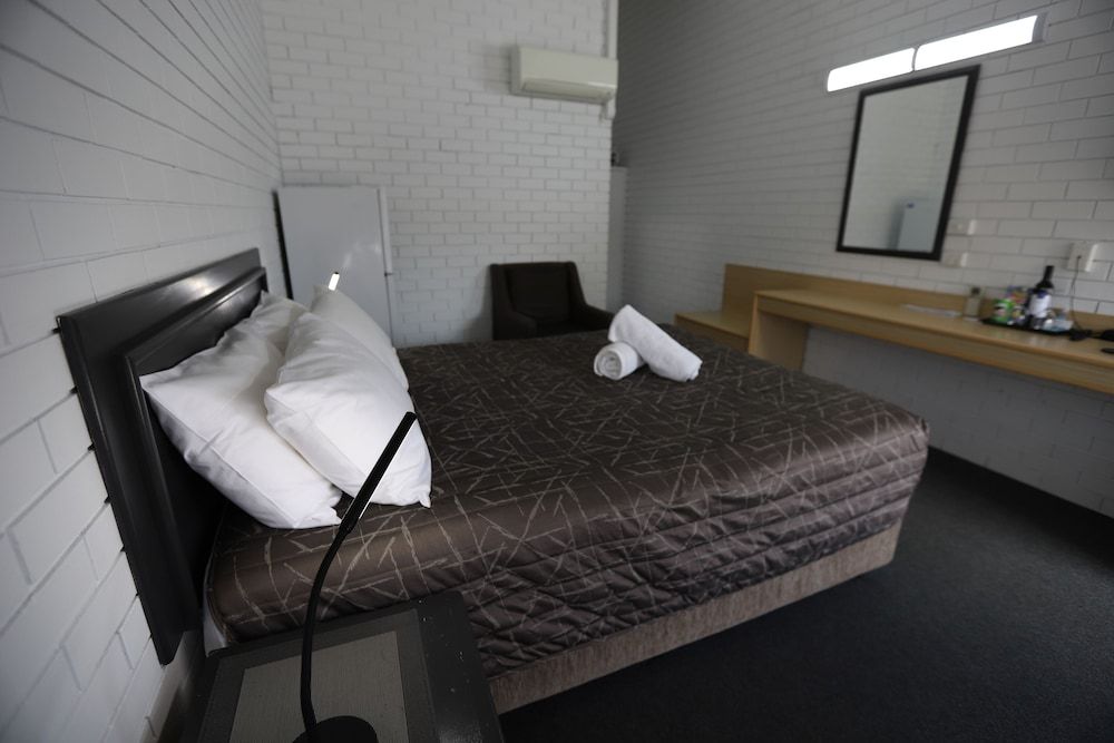 The Town House Motor Inn Deluxe Room, Non Smoking (Deluxe Queen) 3