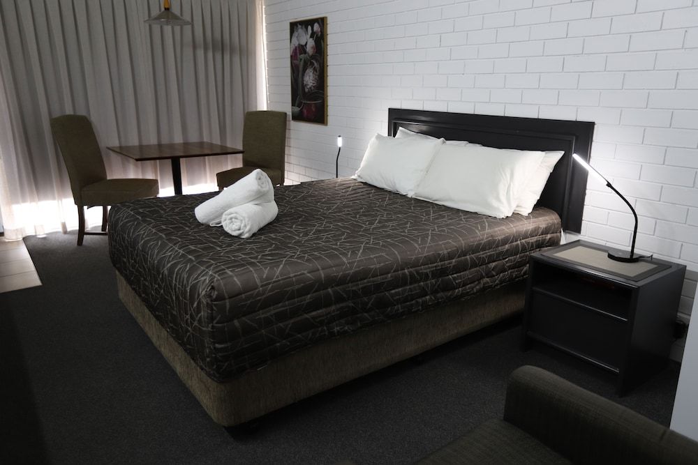 The Town House Motor Inn Deluxe Room, Non Smoking (Deluxe Queen)