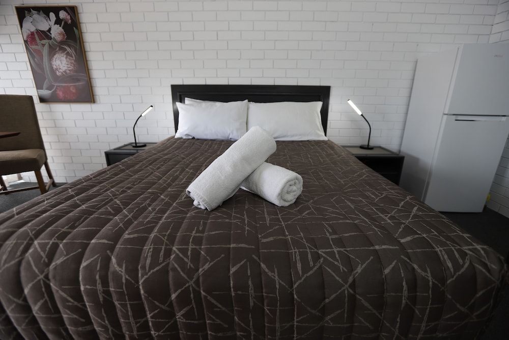 The Town House Motor Inn Deluxe Room, Non Smoking (Deluxe Queen) 2