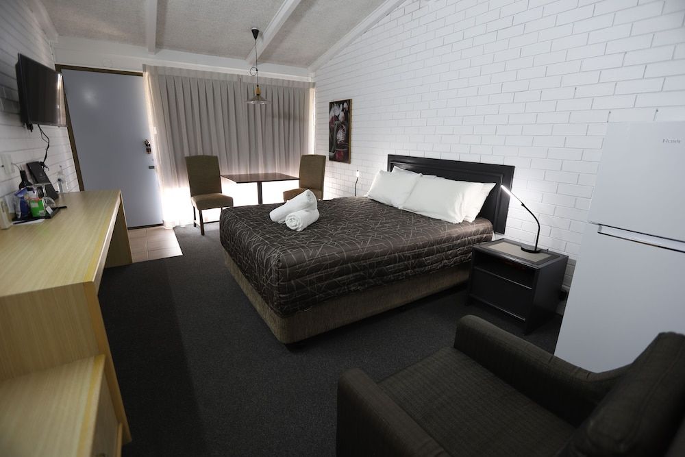 The Town House Motor Inn Deluxe Room, Non Smoking (Deluxe Queen) 6