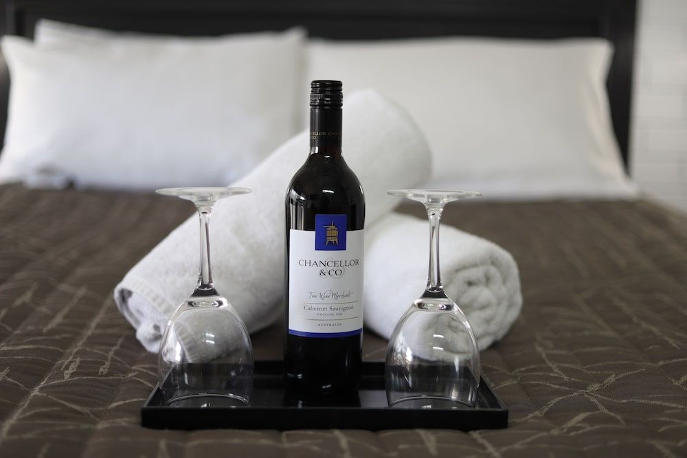 The Town House Motor Inn Deluxe Room, Non Smoking (Deluxe Queen) 4