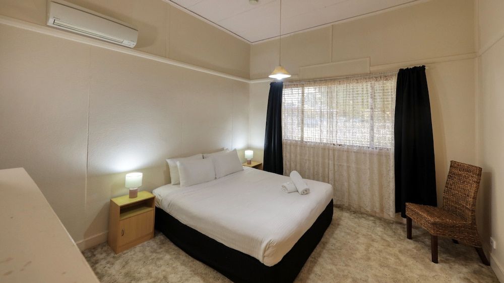 Charles Rasp Motor Inn & Cottages Cottage, 3 Bedrooms, Non Smoking, Kitchen (Avoca Cottage)