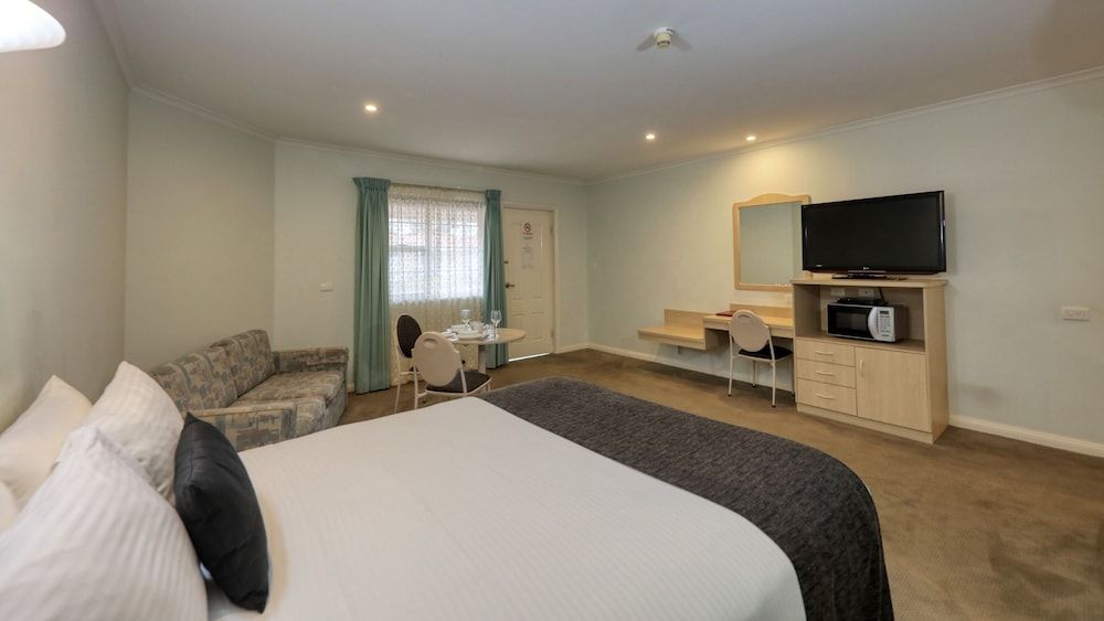 Charles Rasp Motor Inn & Cottages Executive Room, Non Smoking, Jetted Tub (Executive Spa Suite) 2