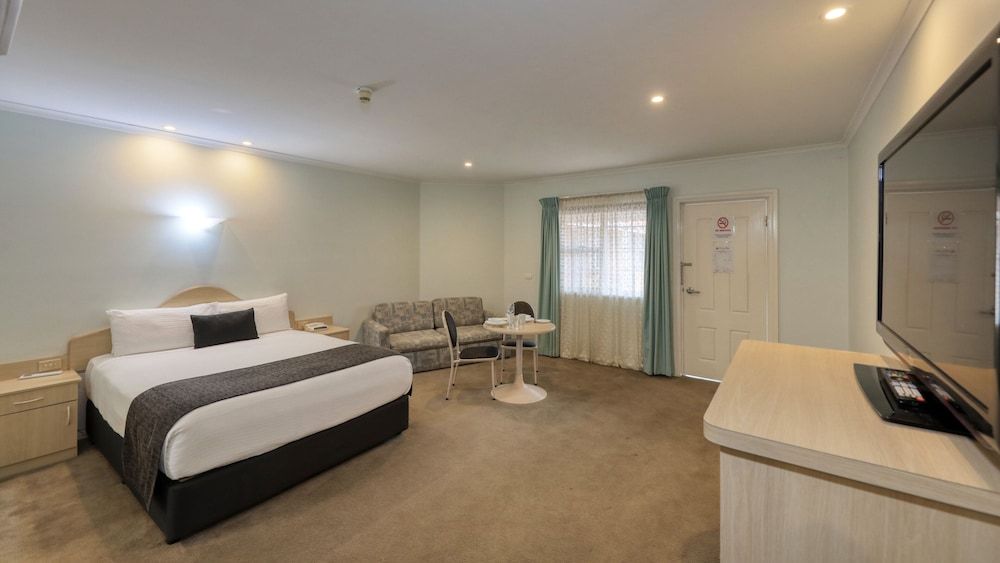 Charles Rasp Motor Inn & Cottages Executive Room, Non Smoking, Jetted Tub (Executive Spa Suite) 3