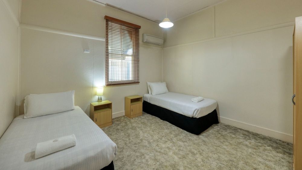 Charles Rasp Motor Inn & Cottages Cottage, 3 Bedrooms, Non Smoking, Kitchen (Avoca Cottage) 2