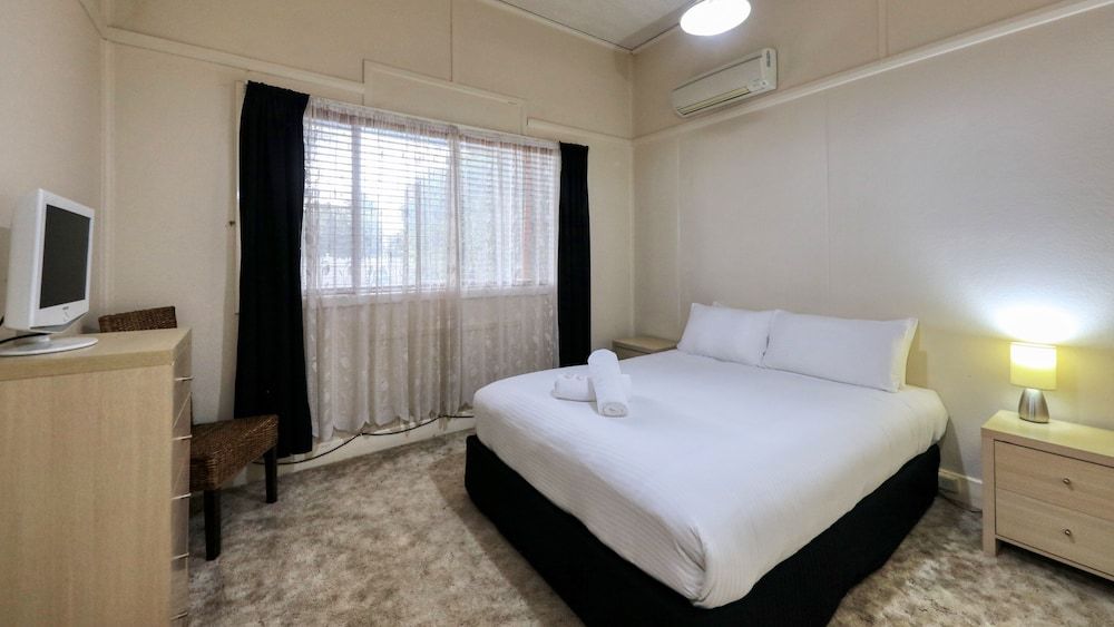 Charles Rasp Motor Inn & Cottages Cottage, 3 Bedrooms, Non Smoking, Kitchen (Avoca Cottage) 3