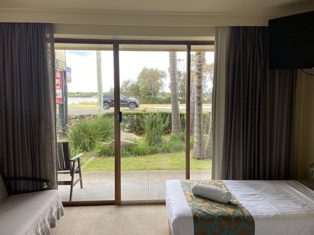 Abel Tasman Waterfront Motel Deluxe Twin Room, 1 Bedroom, Kitchenette, Sea View 3