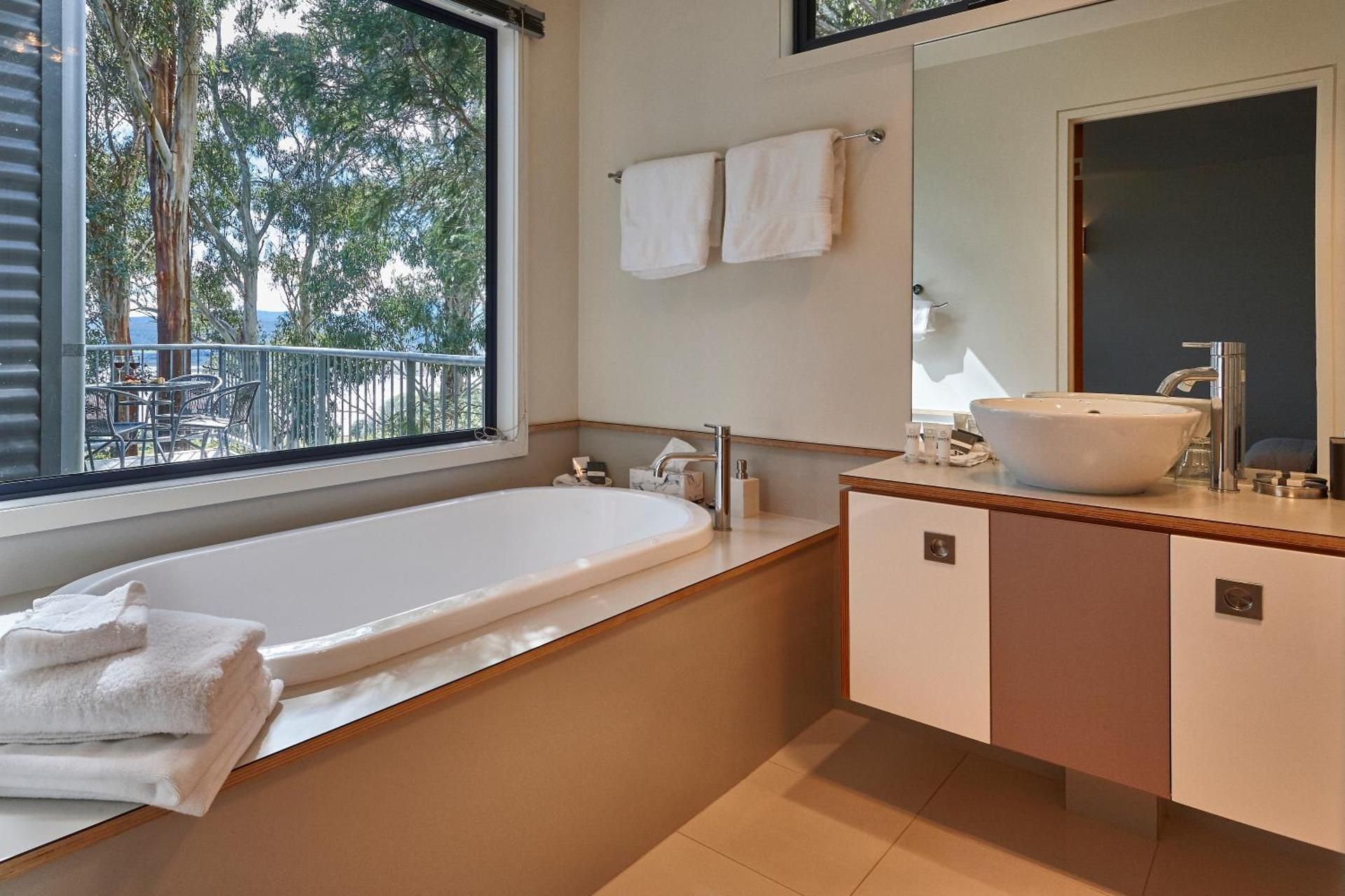 Luxury One-Bedroom Apartment - Treetops