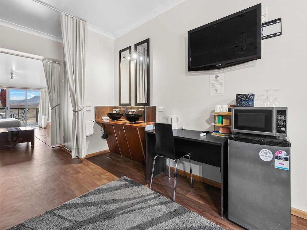 Siesta Villa Deluxe Spa Suite Lake View Balcony 23