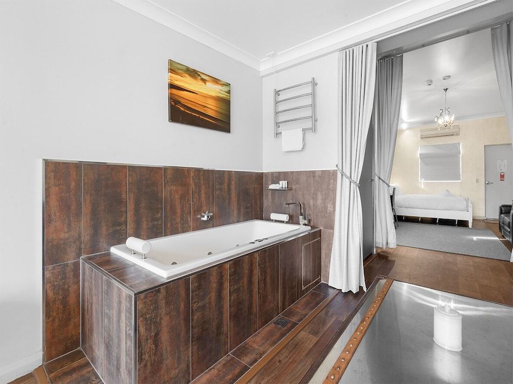 Siesta Villa Deluxe Spa Suite Lake View Balcony 19