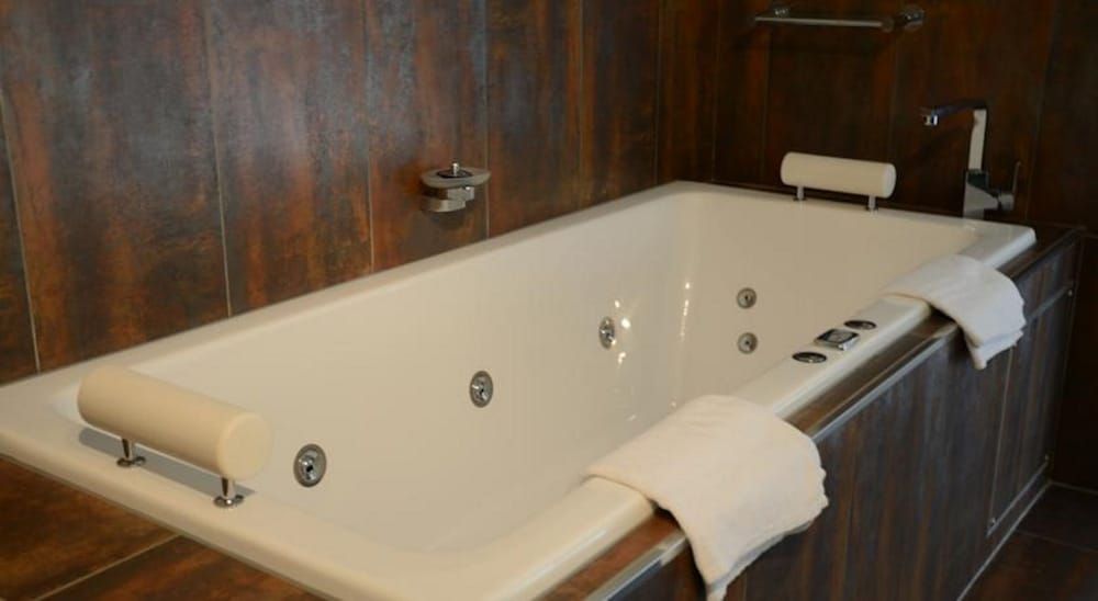 Siesta Villa Deluxe Spa Suite Lake View Balcony 20