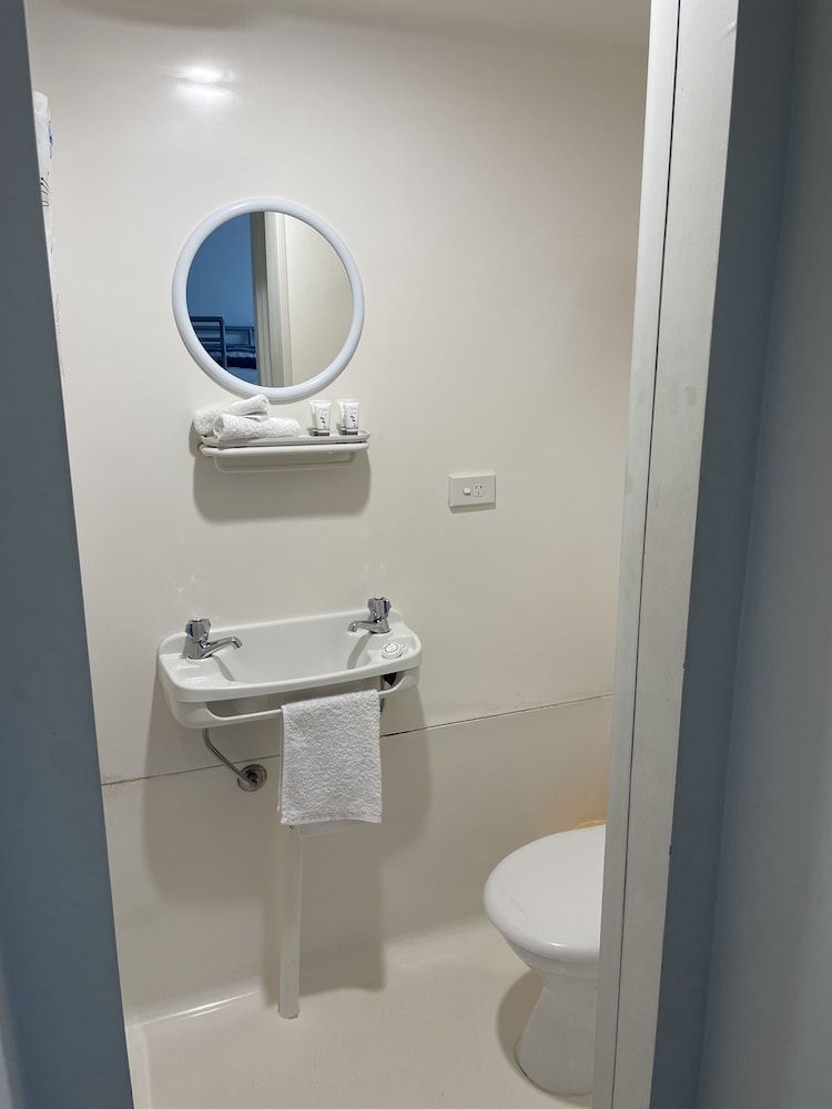 Siesta Villa Budget King Room 10