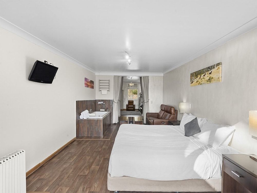 Siesta Villa Deluxe Spa Suite Lake View Balcony 3