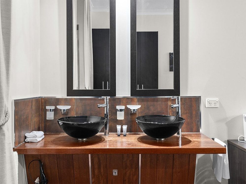 Siesta Villa Deluxe Spa Suite Lake View Balcony 17