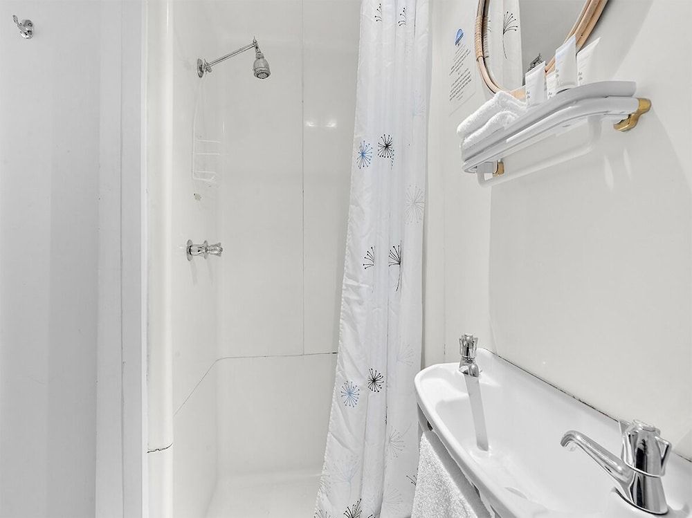 Siesta Villa Budget King Room 9