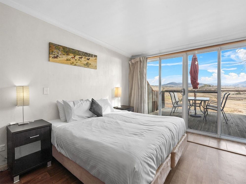 Siesta Villa Deluxe Spa Suite Lake View Balcony 4