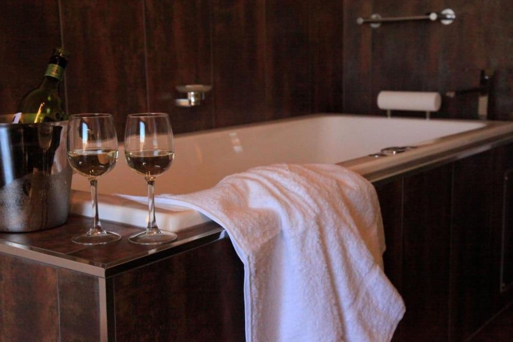 Siesta Villa Deluxe Spa Suite Lake View Balcony 18