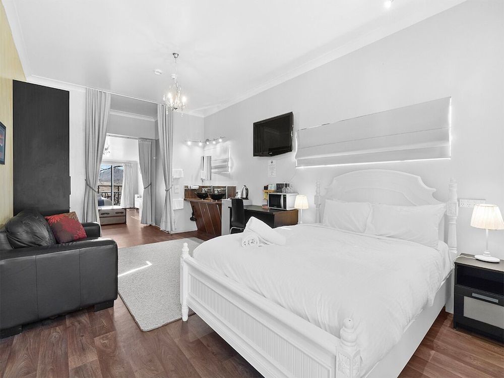 Siesta Villa Deluxe Spa Suite Lake View Balcony 9