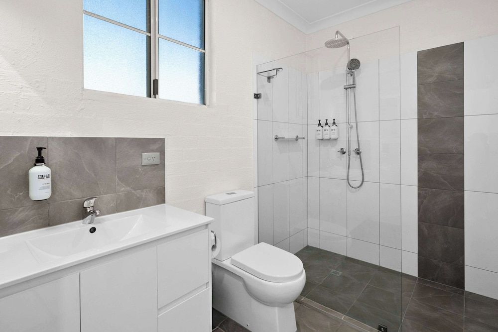 Econo Lodge Border Gateway Wodonga Standard Room, 1 Queen Bed with Sofa bed 4