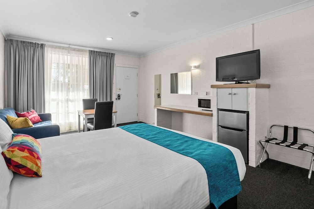 Econo Lodge Border Gateway Wodonga Standard Room, 1 Queen Bed with Sofa bed 2