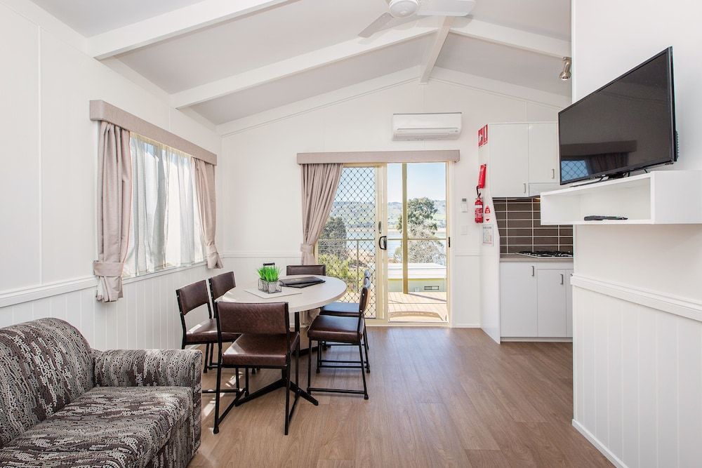 Discovery Parks - Lake Hume, New South Wales Superior 2 Bedroom Waterview Cabin 5
